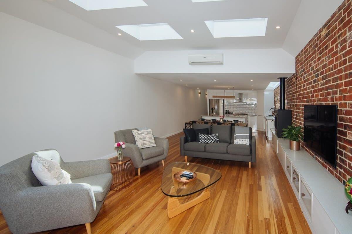 Sensational Renovated Cottage In Beautiful Seddon Melbourne Exterior photo